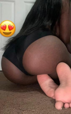 Slim thick petit with wet tight pussy 🫦💦 Outcalls Or Carplay only listing photo