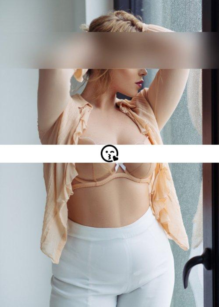 Curvy Fleur photo 1
