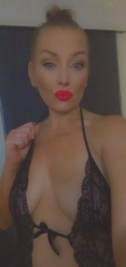 Nicole photo 1