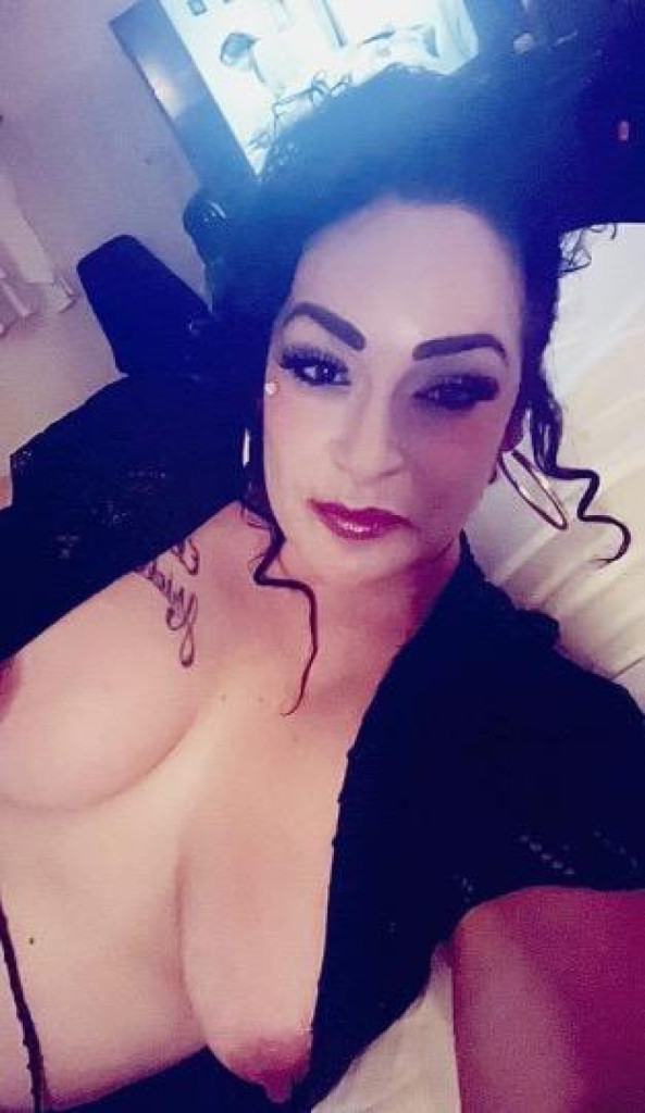 Izabella photo 1