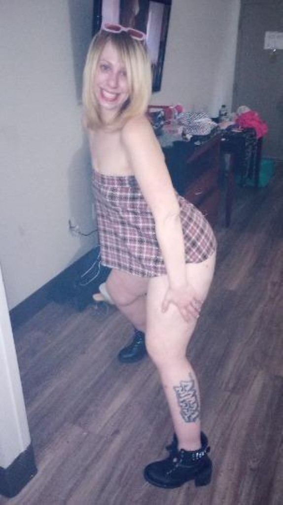 Busty Red neck beauty photo 1