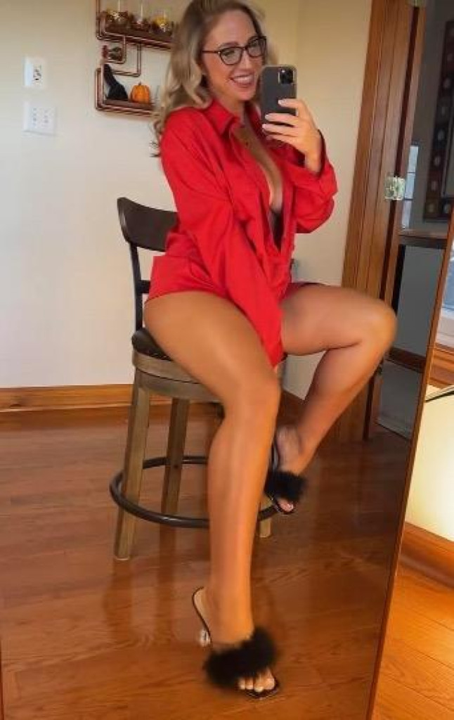 PERFECT SMILE AND AMAZING BOOBS photo 1