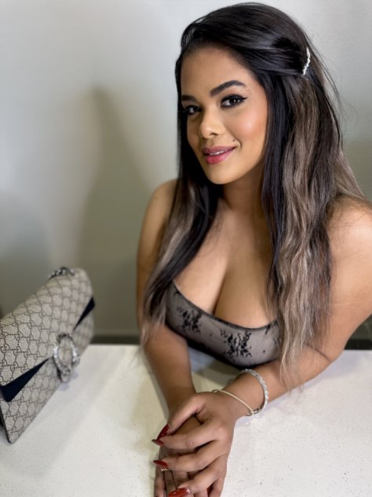 Paola sexy latina photo 1