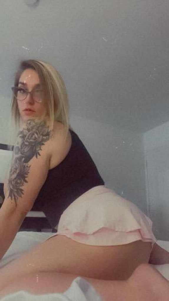 Khloey photo 1