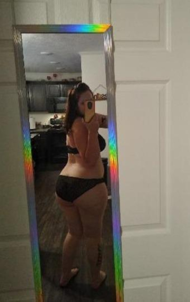 Busty Red neck beauty photo 1