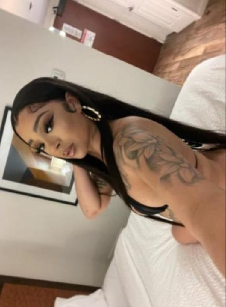 😋😋 I am available to make you happy 💦💦🥛🥛 photo 1