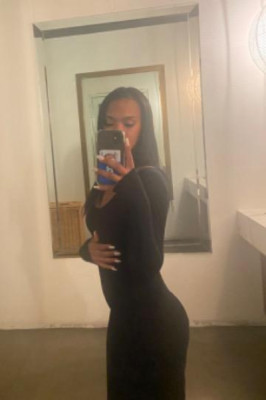 Rihanna listing photo