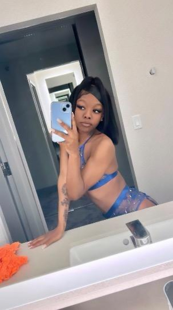 sexy petite photo 1