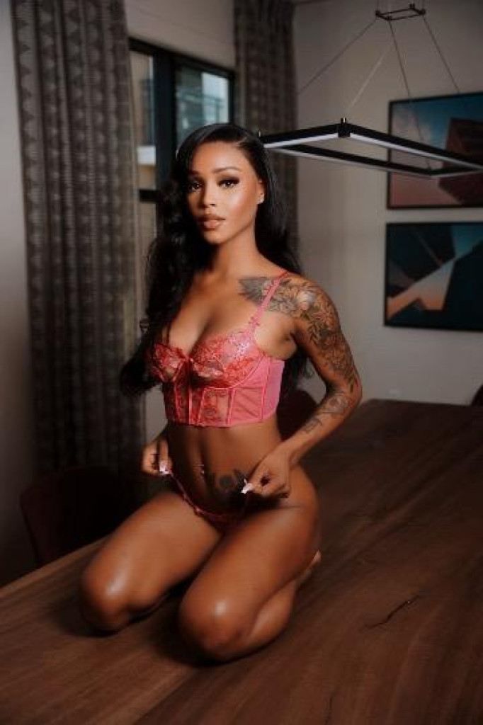 Aaliyah photo 1