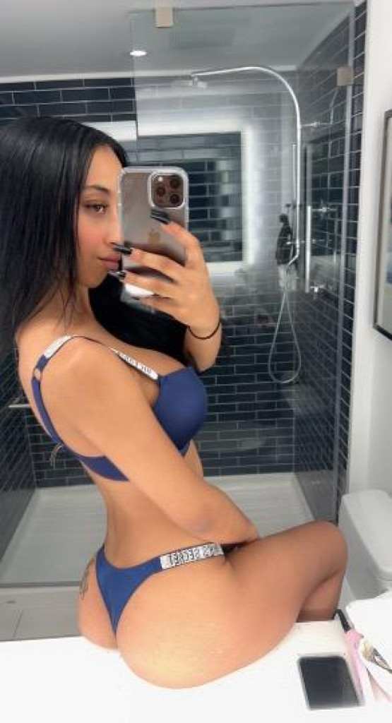 pretty petite photo 1