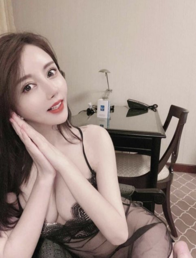Im Mina photo 1