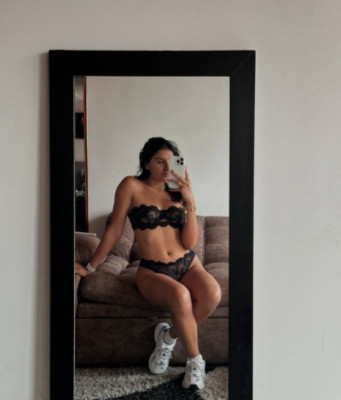 New here, beautiful Latina listing photo