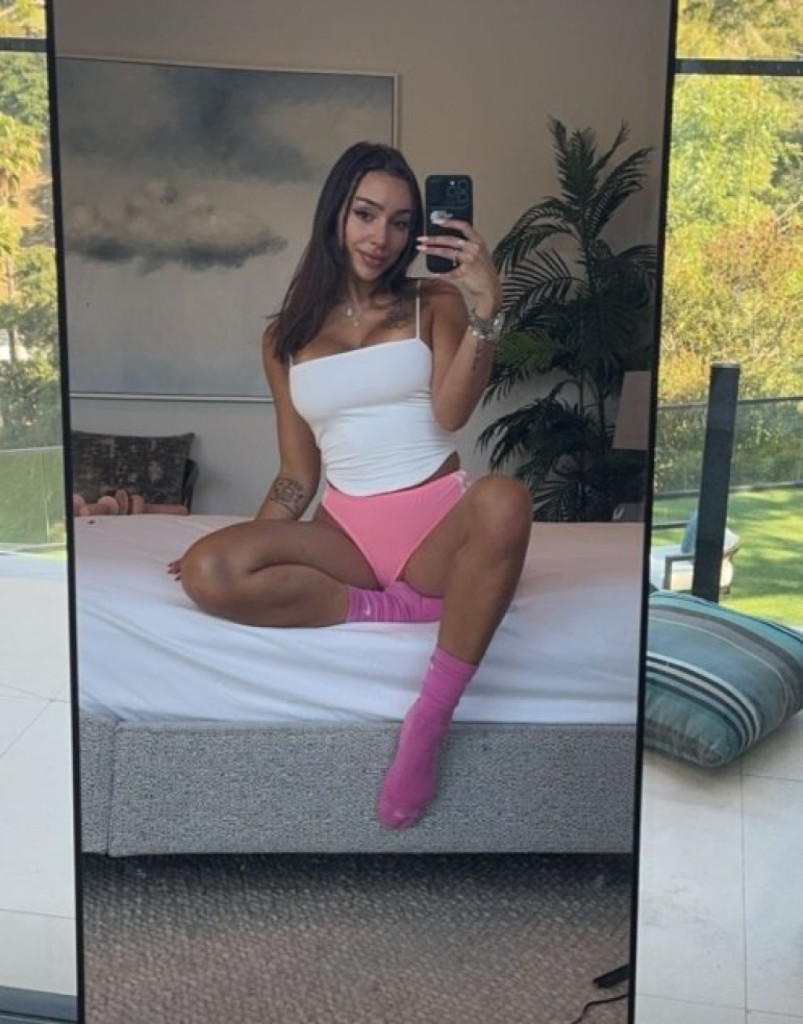 Mia photo 1