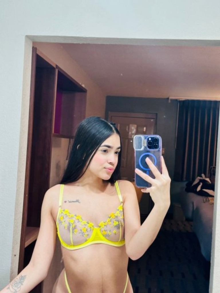 Camila photo 1