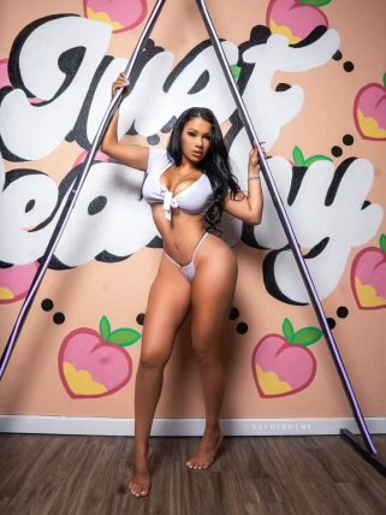 MiaXxx photo 1