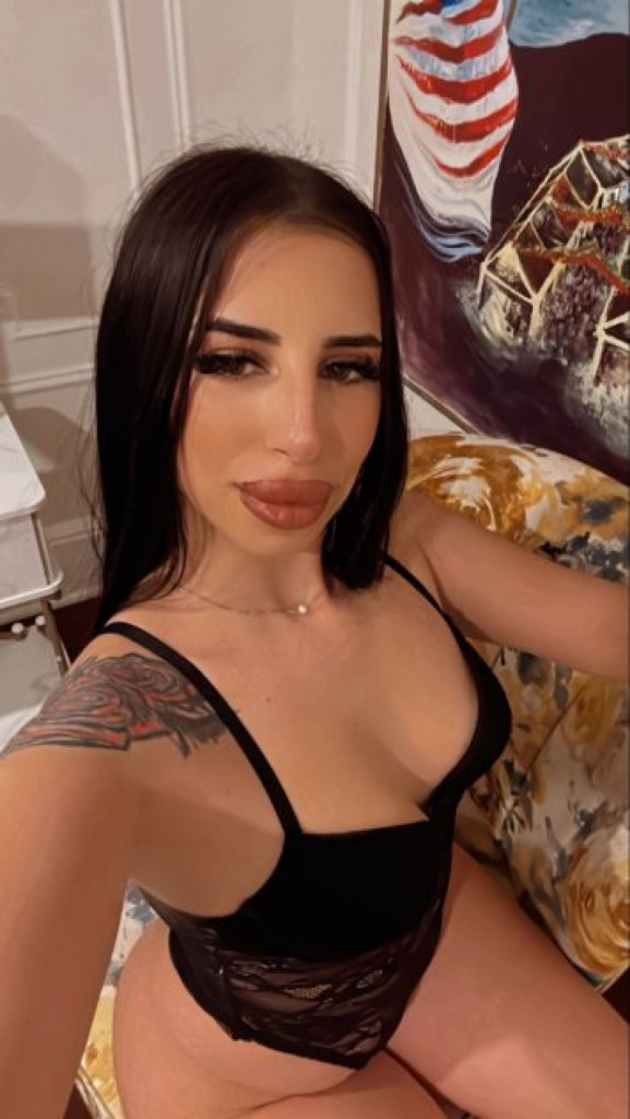 Yasmine photo 1