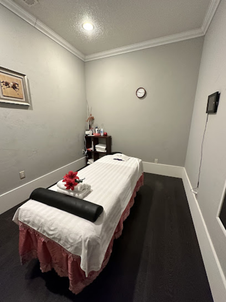 Caring hands massage photo 1