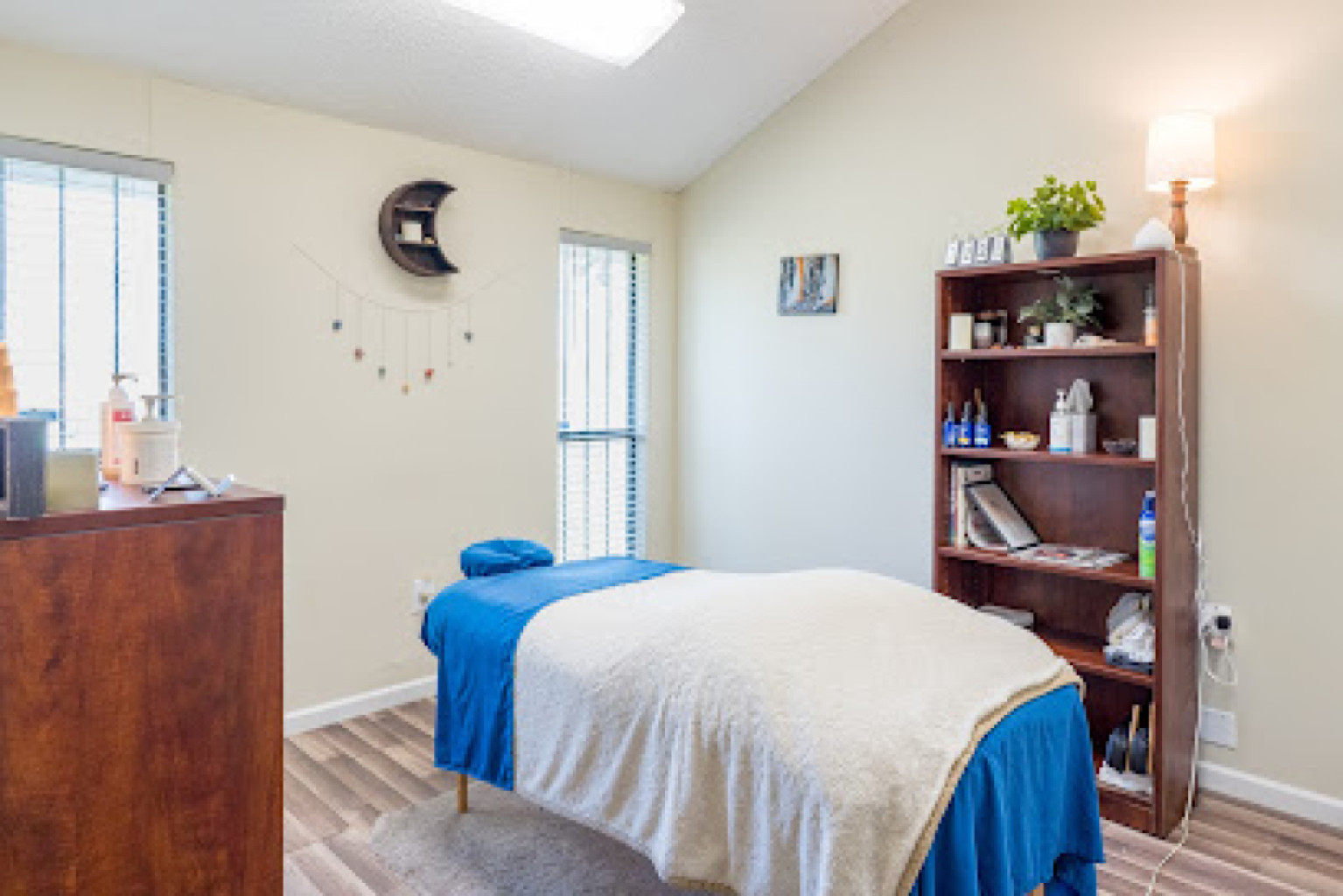 Healing hands massage therapy photo 1