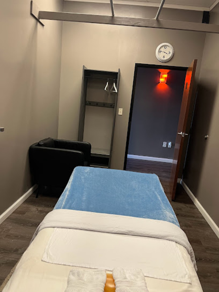 Pink Lily Massage photo 1