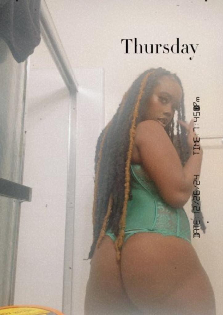 Ebony photo 1