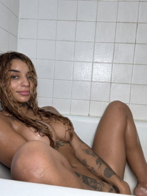 I&rsquo;m hot and available for fun