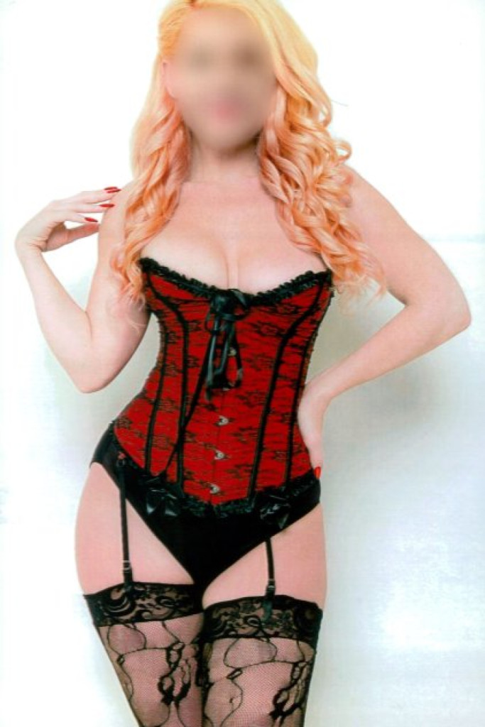 Curvy Blonde photo 1