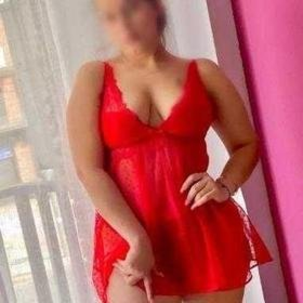 LATINA CALIENTE PAPI photo 1