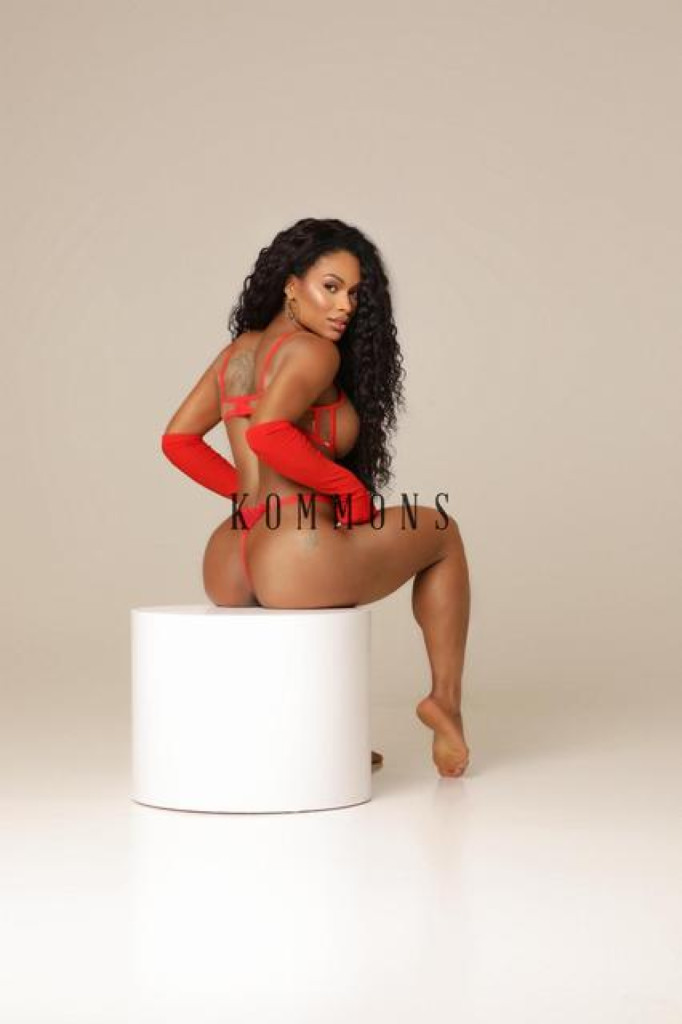 Ebony photo 1