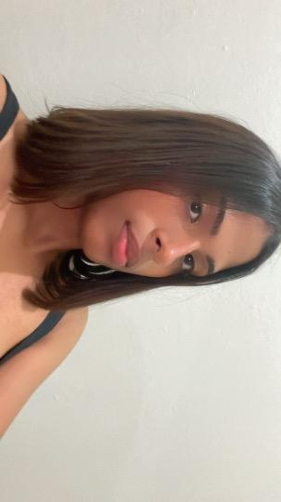 Hello love, I'm available, pretty photo 1