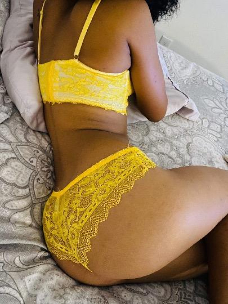 sexy yellow bone 👙💦 photo 1