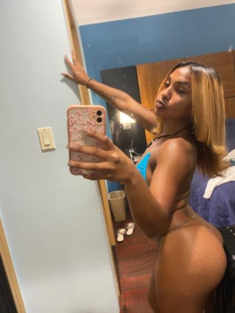 New in town 👸🏽petite 🏆 Mixed Freak hazel 👅 👸🏽call me for a great time photo 1